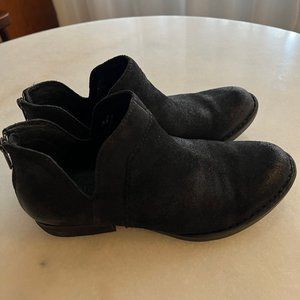Black Born Kerri ankle boot, distressed NWT